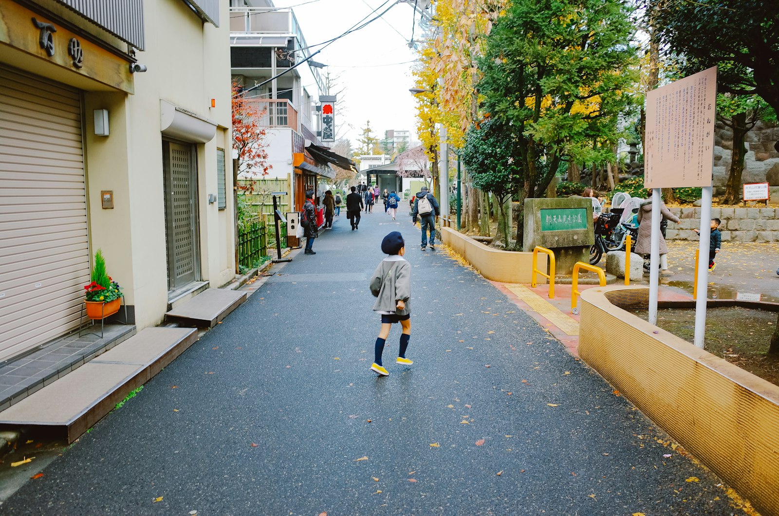 商店街の路地を歩く男の子